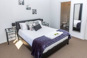 3 bedrooms, desk, iron/ironing board, travel crib