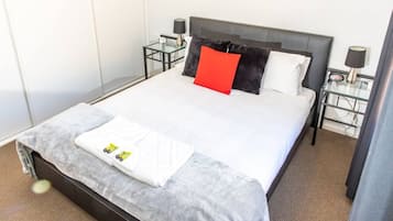 3 Schlafzimmer, Schreibtisch, Bügeleisen/Bügelbrett, Reisekinderbett