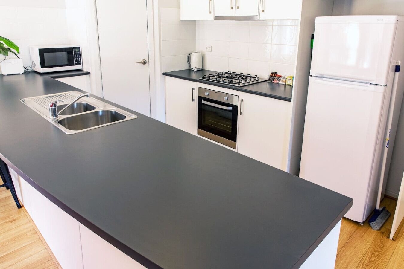 Frigorífico, microondas, horno y placa de cocina