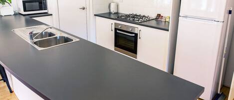 Réfrigérateur, micro-ondes, four, plaque de cuisson