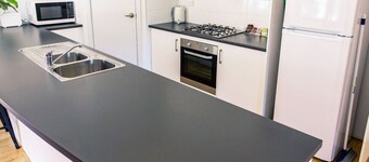 Riverview- Modern 3 Bedroom sleeps 2-8