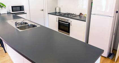 Riverview- Modern 3 Bedroom sleeps 2-8