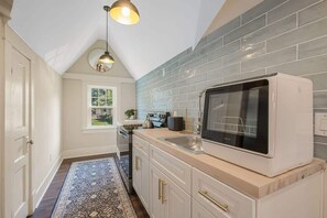 Frigorífic, microones, forn i placa de cuina