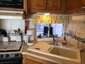 Jääkaappi, mikroaaltouuni, uuni, liesi