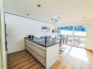 Een koelkast, een microgolfoven, een oven, een vaatwasser