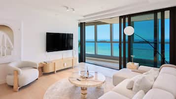 Departamento Elite, 2 habitaciones, vista al océano | Área de sala de estar | Smart TV de 75 cm con canales digitales