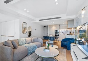 Executive-Apartment, 2 Schlafzimmer, Balkon, Kanalblick | Wohnbereich | 75-cm-Smart-TV mit Digitalempfang