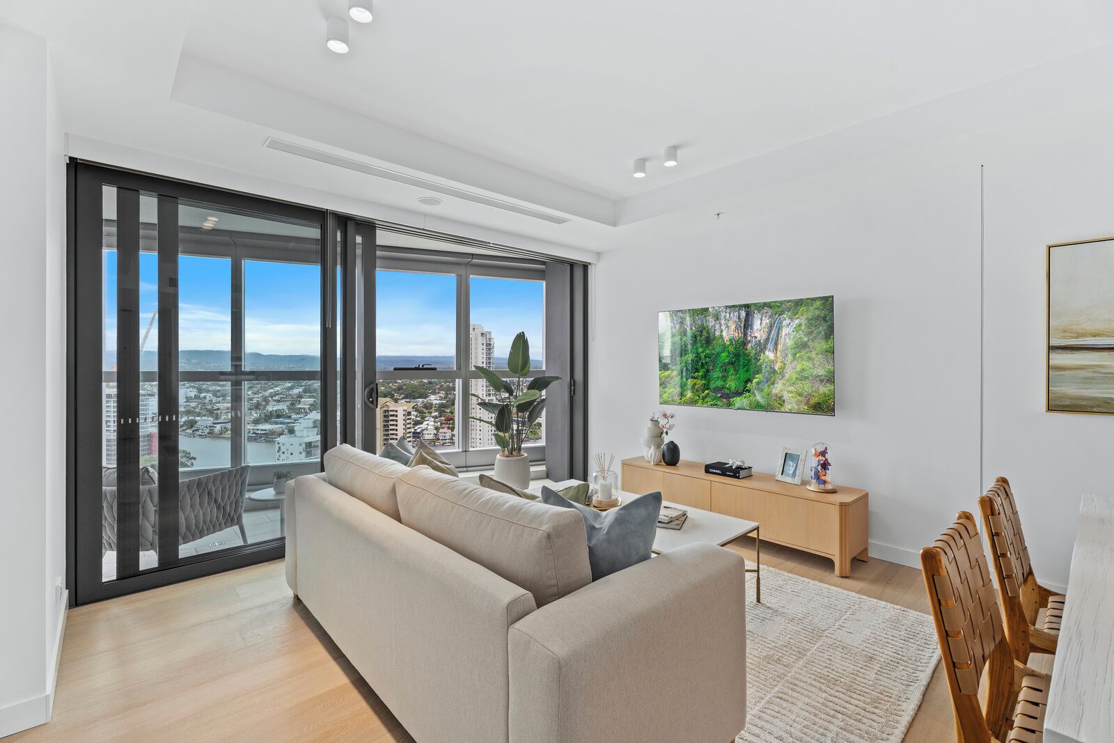 行政公寓, 2 间卧室, 阳台, 运河景观 | 起居区 | 75-厘米智能电视（配备数码频道）