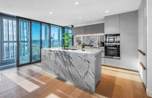 Apartamento executivo, vista para o oceano | Cozinha privada | Geladeira grande, micro-ondas, fogão, cooktop