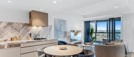 行政公寓, 2 间卧室, 阳台, 运河景观 | 起居区 | 75-厘米智能电视(配备数码频道)