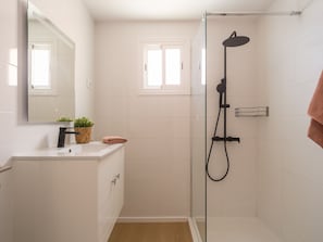 Dusche, Haartrockner, Handtücher