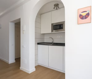 Fridge, microwave, coffee/tea maker, electric kettle