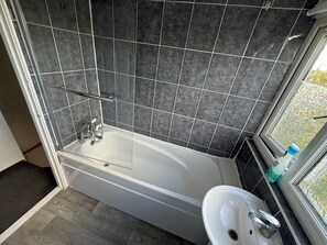 Baignoire et douche séparées, baignoire relaxante profonde