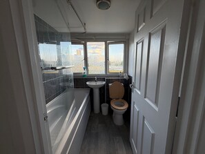 Badewanne und Dusche (separat), Komfortbadewanne, Handtücher