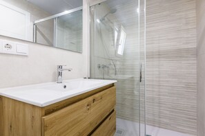 Douche, sèche-cheveux, serviettes fournies