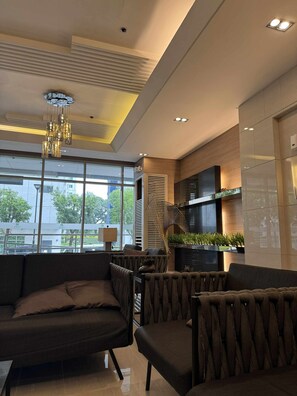 Lobby - Condo in SM North, Quezon City with Pool, Netflix, WiFi, AC (Quezon City)