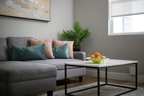 智能电视、桌上足球、乒乓球、办公室