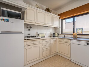 Fridge, microwave, dishwasher, coffee/tea maker - Traditional house by the beach (Praia da Luz, Lagos)