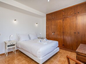 Iron/ironing board, Internet, bed sheets