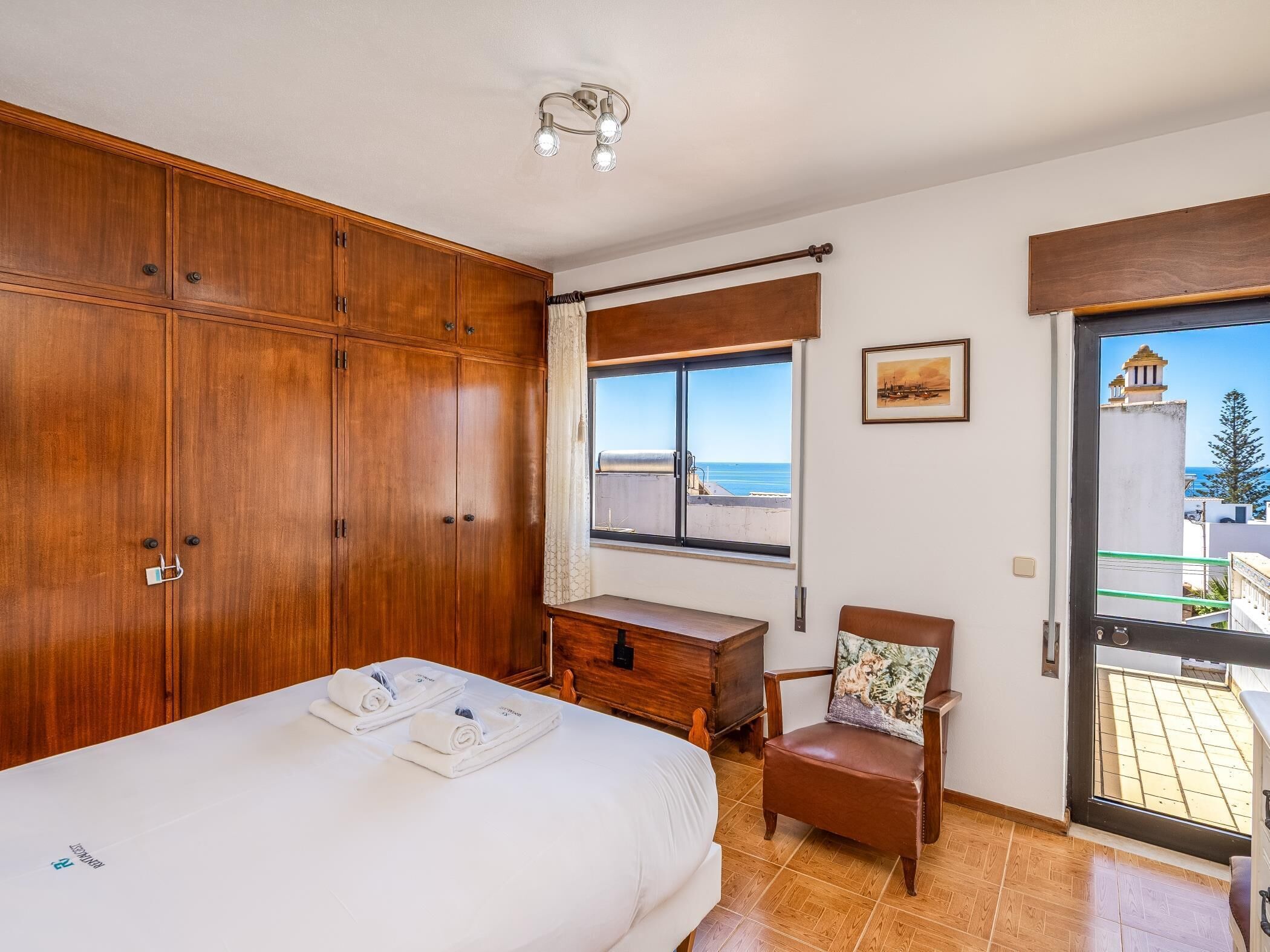 Ferros/tábuas de passar roupa, acesso à internet, roupa de cama