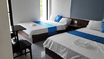 Habitación cuádruple básica, vista a la ciudad | Wifi gratis