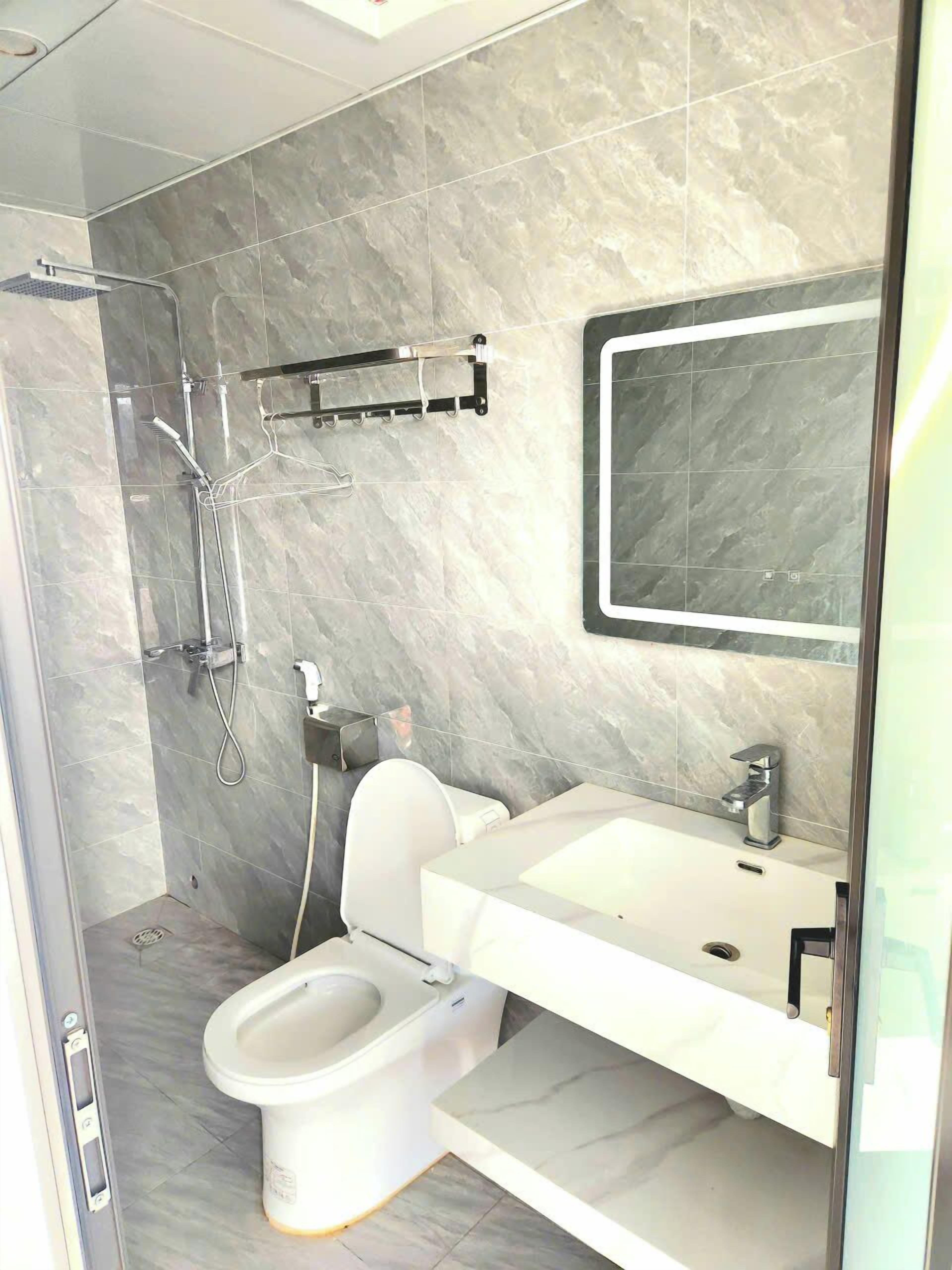 Basic Room, City View | Bathroom | Shower, free toiletries, hair dryer, towels