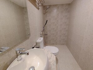 Kolmen hengen standard-huone, kaupunkinäköala | Kylpyhuone