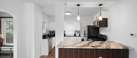 Microondas, horno, parrilla de estufa y lavavajillas