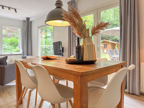 Lovely detached house with garden in woods