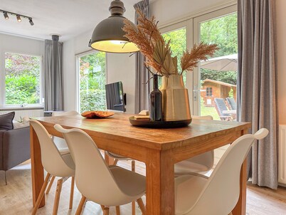 Lovely detached house with garden in woods