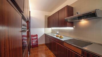 Appartamento Standard, camere multiple, 2 bagni (Otranto Flow Near Beach & Centre) | Cucina privata | Frigorifero, forno, piano cottura, macchina per tè/caffè