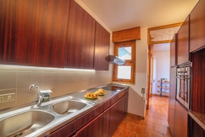 Fridge, oven, stovetop, coffee/tea maker