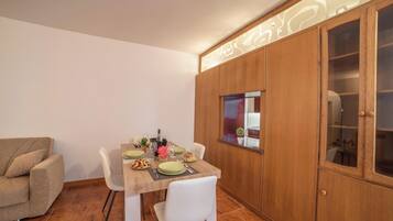 Apartamento standard, vários quartos, 2 banheiros (Otranto Flow Near Beach & Centre) | Opções para refeição