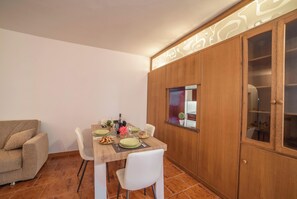 Standard Apartment, Multiple Bedrooms, 2 Bathrooms (Otranto Flow Near Beach & Centre) | Dining