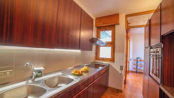 Standard Apartment, 2 Bedrooms, 2 Bathrooms (Otranto Flow Near Beach & Centre) | Private kitchen