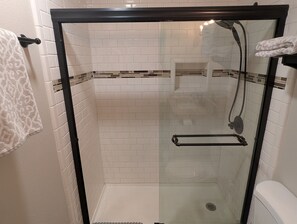 Een douche, een haardroger, handdoeken