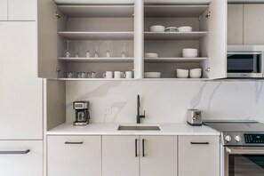 Kühlschrank, Mikrowelle, Ofen, Herdplatte