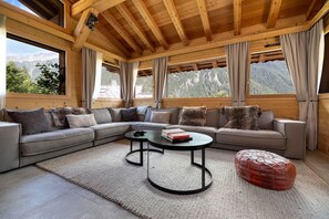 Smart TV, fireplace, stereo