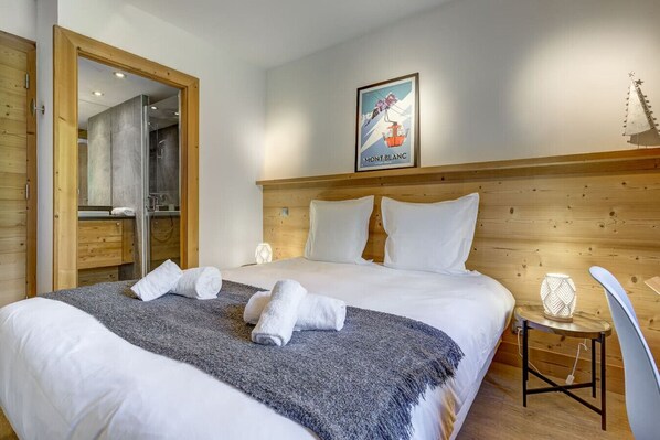 2 slaapkamers, een bureau, een strijkplank/strijkijzer, reisbedje