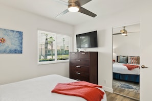 3 Schlafzimmer, Schreibtisch, Bügeleisen/Bügelbrett, Reisekinderbett