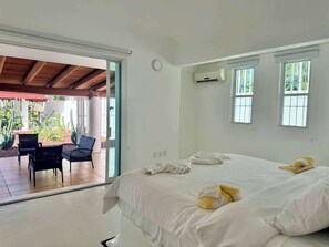 4 bedrooms, iron/ironing board, WiFi - Casa Zeco • Elegant Golffront Villa with Infinity Pool (Ixtapa)
