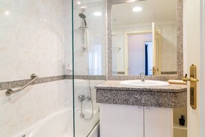 Shower, hair dryer, towels - GuestReady - Caniço city view (Caniço)