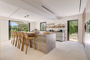 Microondas, horno, placa de cocina y lavavajillas