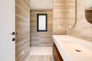 Dusche, Haartrockner, Handtücher, Seife