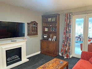 TV - 2 bedroom accommodation in Bottesford (Bottesford)
