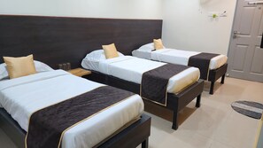 Standard Triple Room | Desk, soundproofing