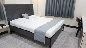 Basic Double Room | Desk, soundproofing