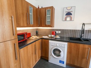 Cookware/dishes/utensils - Beachcomb (Weymouth)