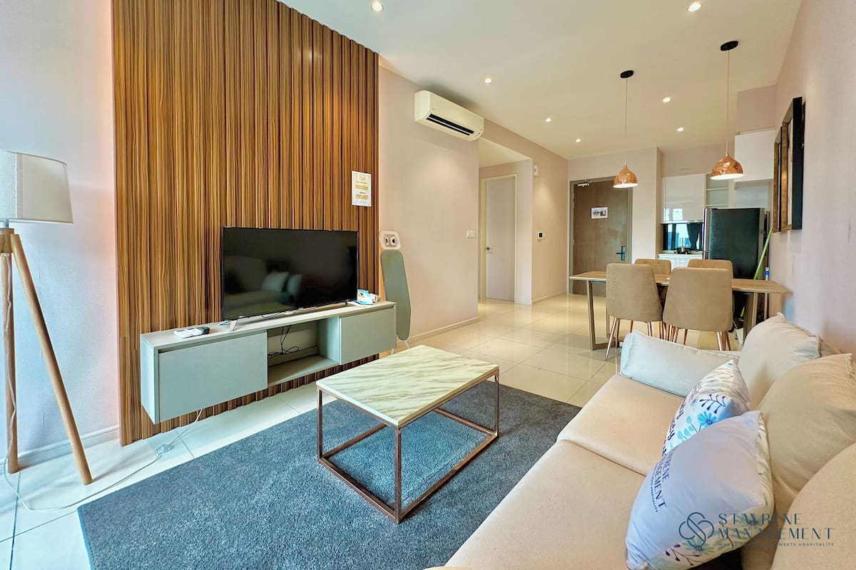 Condo, 2 habitaciones, vista a la ciudad | Área de sala de estar | Televisión de pantalla plana