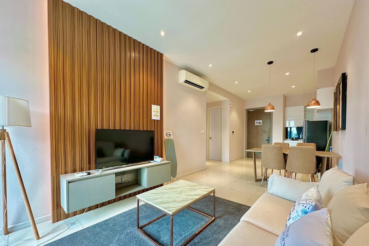 Apartamento, 2 habitaciones, vistas a la ciudad | Zona de estar | Una televisión de pantalla plana